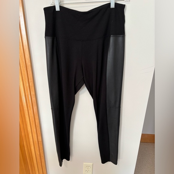 Lysse Black Leggings - Picture 1 of 4